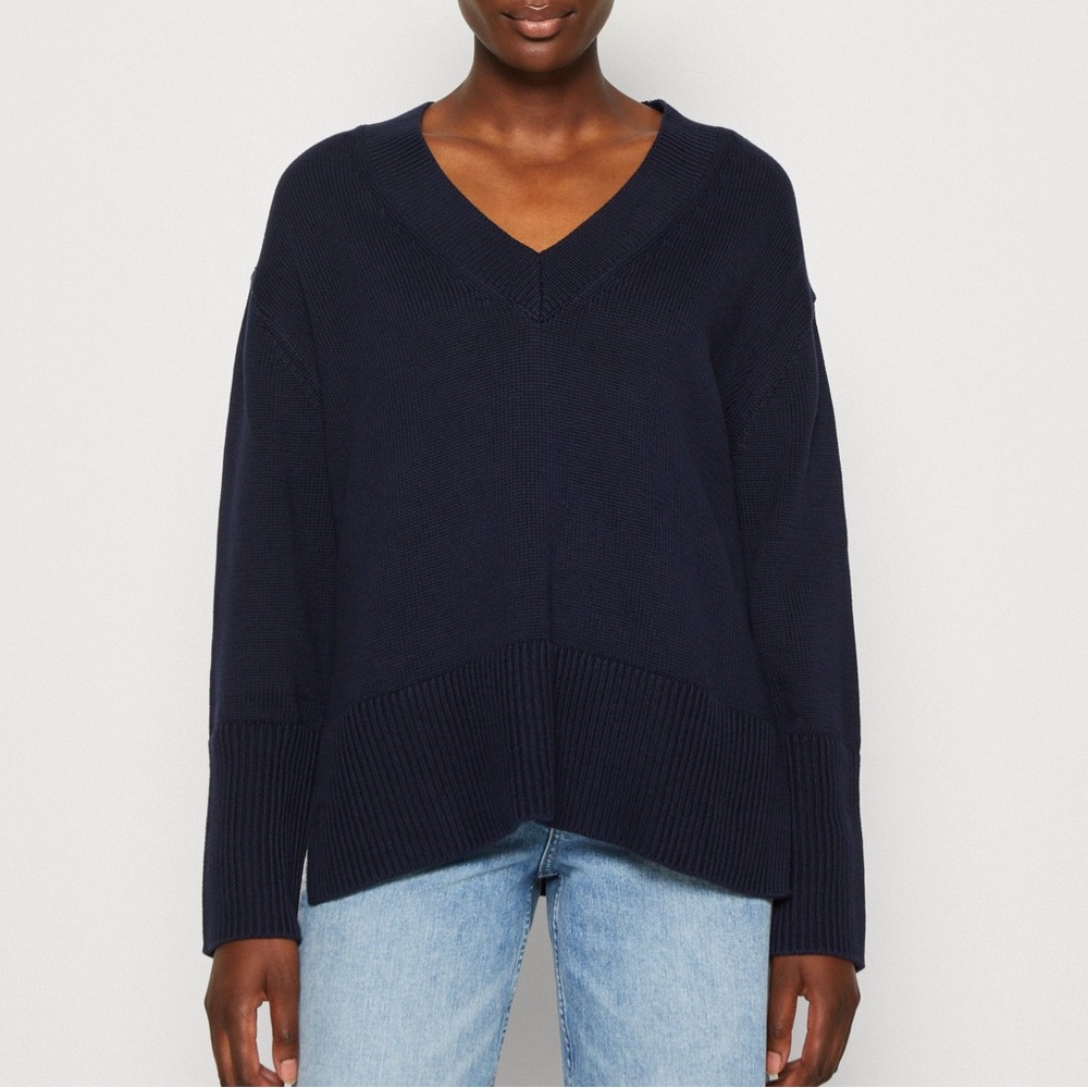 Gap 24/7 Split Hem V Neck Sweater in Navy